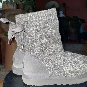 Knitted UGG boots with tie